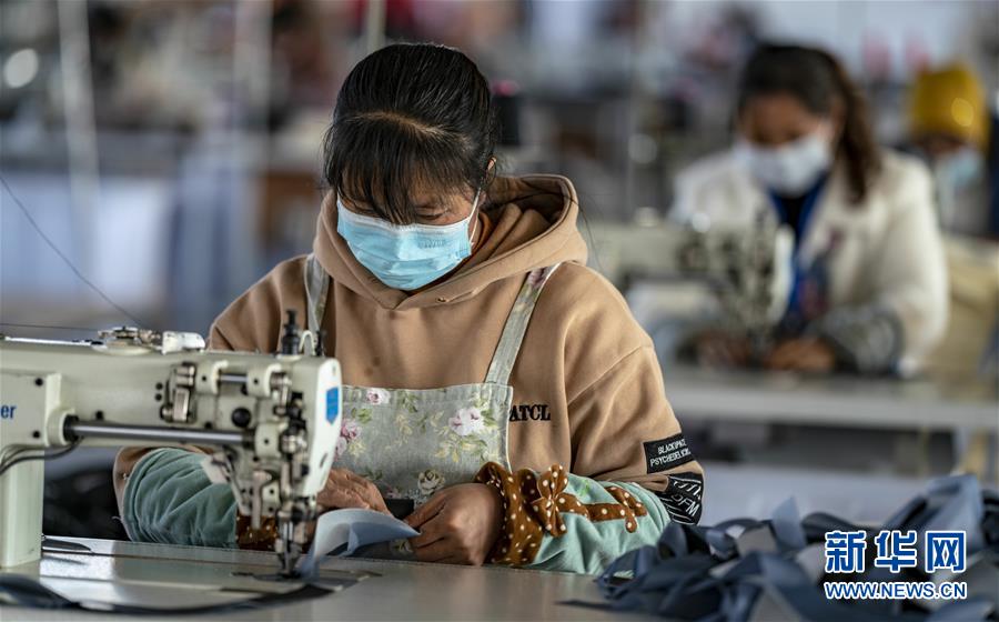 (在習(xí)近平新時(shí)代中國(guó)特色社會(huì)主義思想指引下——新時(shí)代新作為新篇章·習(xí)近平總書(shū)記關(guān)切事·圖文互動(dòng))(1)戰(zhàn)“疫”要?jiǎng)艜r(shí),戰(zhàn)“貧”再加把勁!——中央各部門(mén)助力脫貧攻堅(jiān)很給力