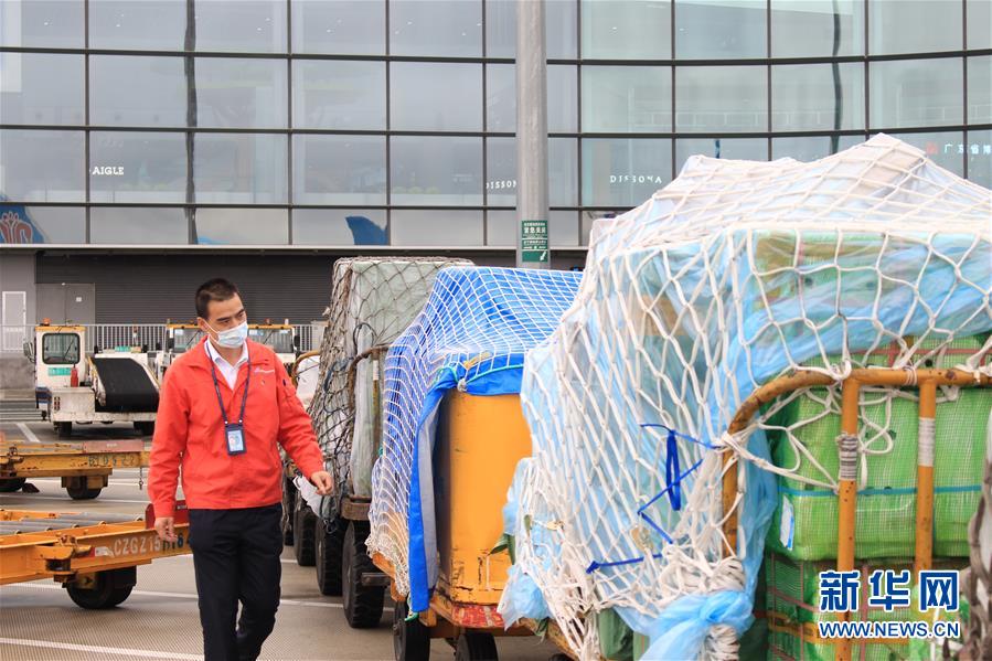 （一線抗疫群英譜·圖文互動）機坪上，他為抗疫物資保駕護航