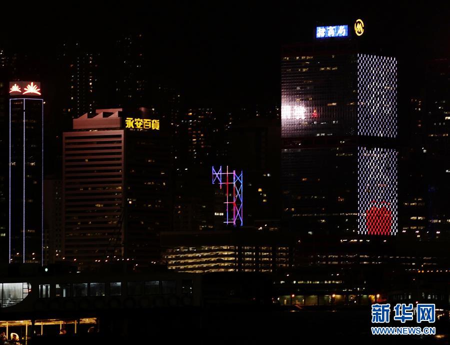 (圖文互動)(2)香港維港兩岸商廈為醫護人員亮燈打氣