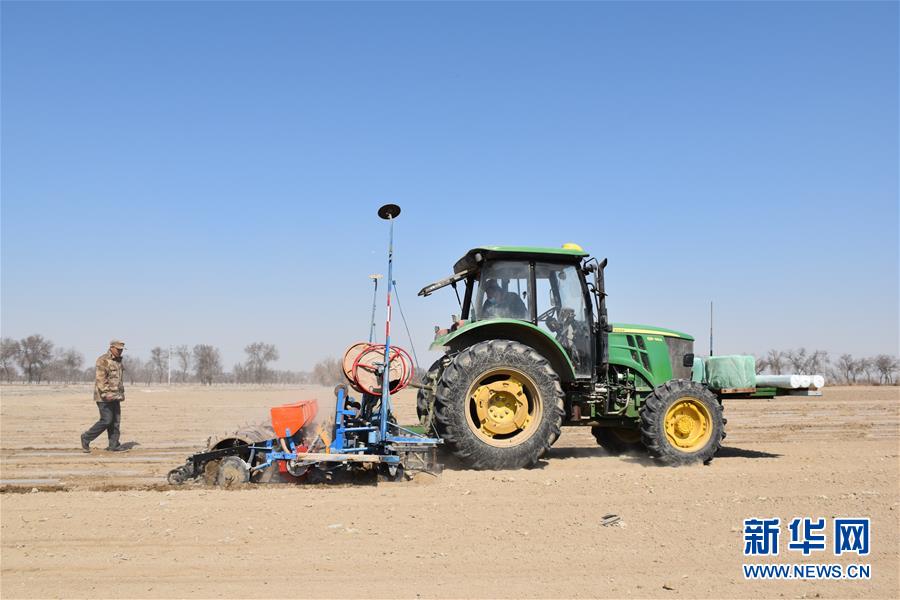 （抓好春耕備耕 穩住農業生產·圖文互動）（1）“智慧春耕”助力新疆春播