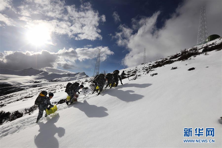 (圖文互動)(1)特寫:山再高,也要把給養送上去!