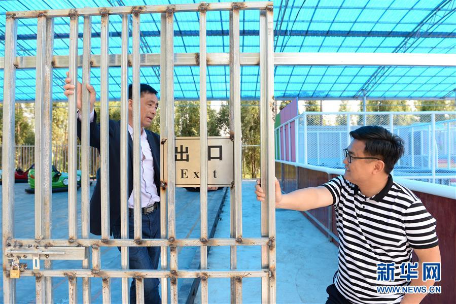 (決戰決勝脫貧攻堅·圖文互動)(1)理發師“修剪”鄉村游一團亂麻