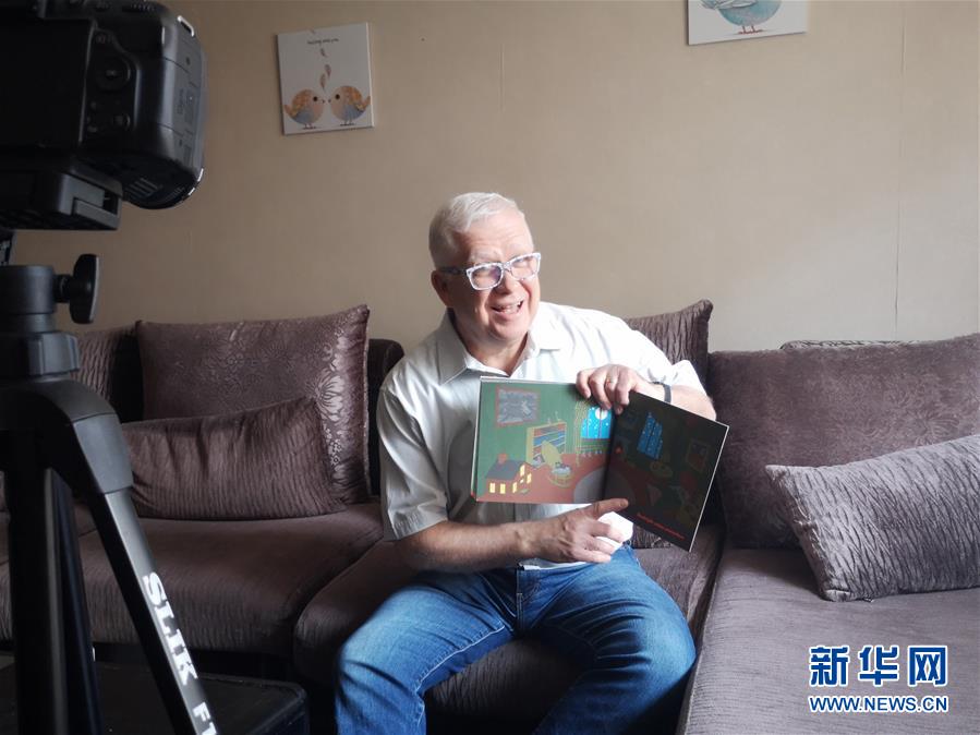 (抗疫中的真善美·圖文互動(dòng))(1)在京外籍人士為社區(qū)孩子義務(wù)辦起英語課堂