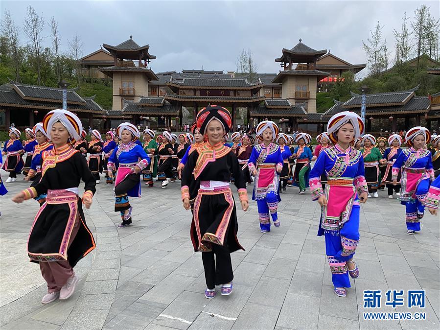 (決戰決勝脫貧攻堅·圖文互動)(1)阿妹戚托:大山里的“非遺”助搬遷群眾穩得住