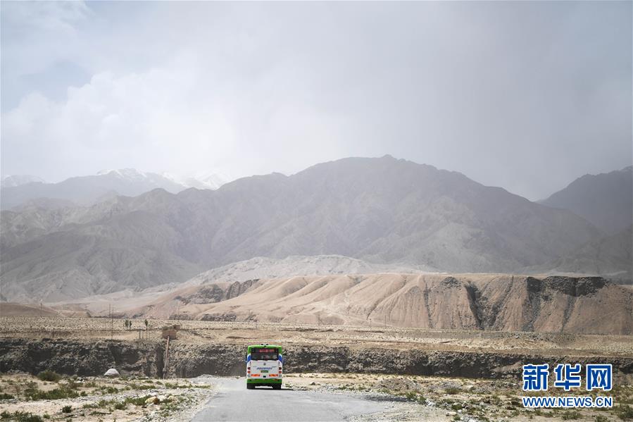 (決戰(zhàn)決勝脫貧攻堅·聚焦三區(qū)三州·圖文互動)(2)昆侖山村建起停車場