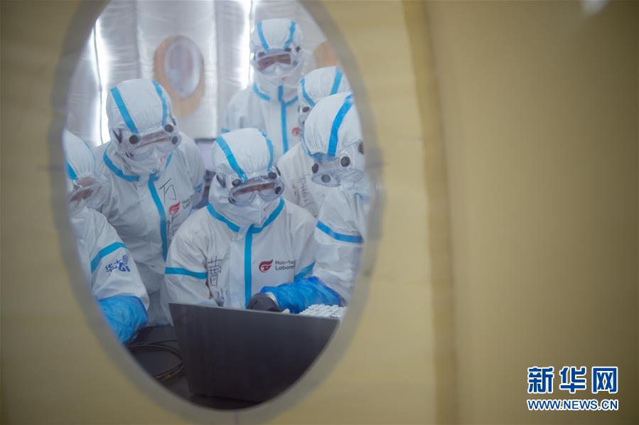 （新華全媒頭條·圖文互動）（3）構筑守護城市、守護生命的堅強防線——北京開展大規(guī)模核酸檢測