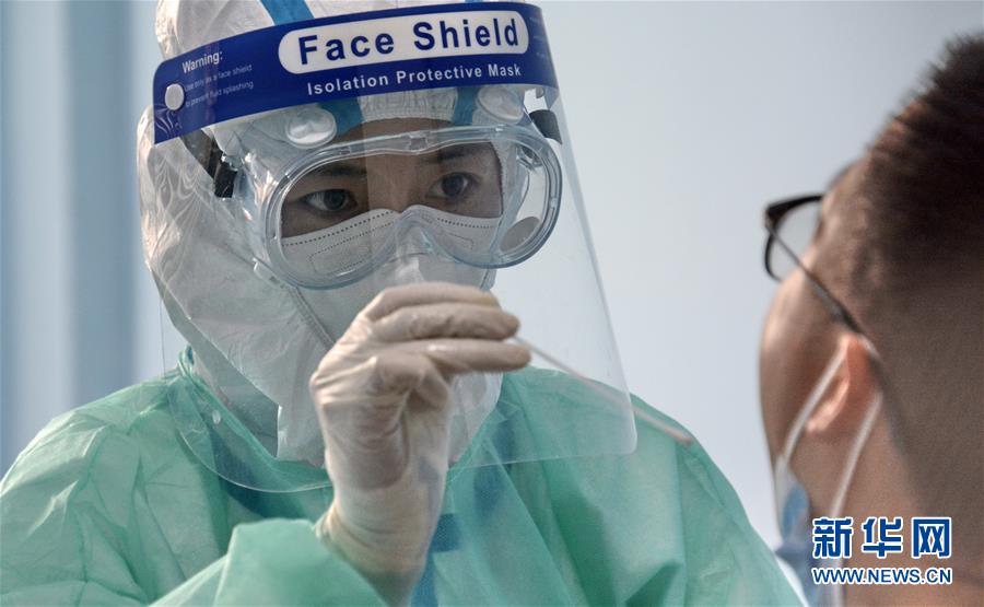 （新華全媒頭條·圖文互動）（11）構筑守護城市、守護生命的堅強防線——北京開展大規(guī)模核酸檢測