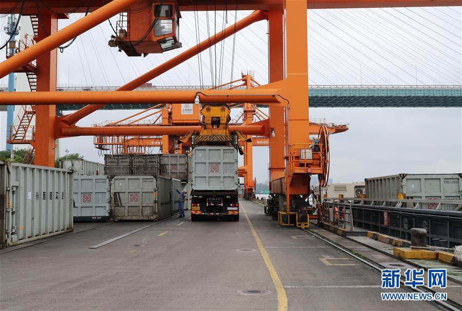 (新華全媒頭條·圖文互動)(11)演繹新時尚 答好治理卷——上海實(shí)施垃圾分類效果追蹤