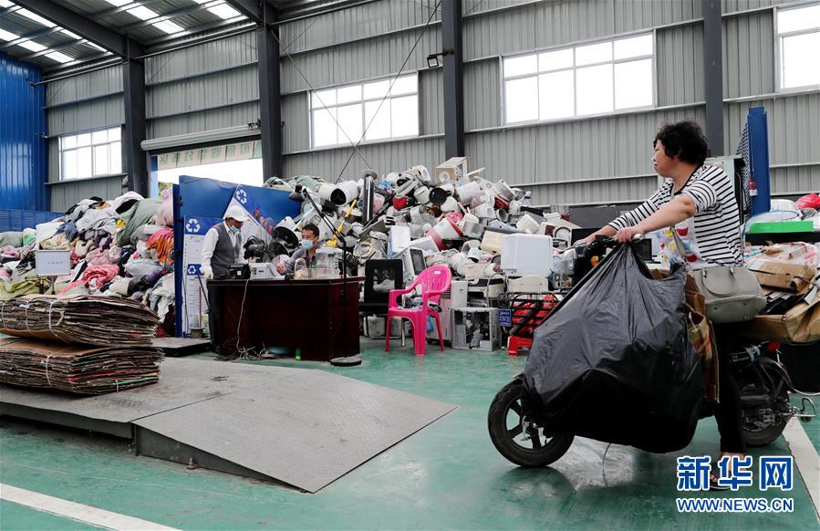 (新華全媒頭條·圖文互動)(9)演繹新時尚 答好治理卷——上海實(shí)施垃圾分類效果追蹤