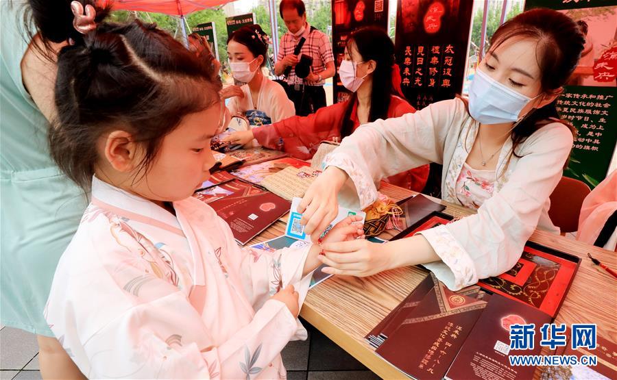 (新華全媒頭條·圖文互動)(7)線上線下消費升溫 文旅活動邁上“云端”——端午假期透視我國經(jīng)濟高質量發(fā)展新動力