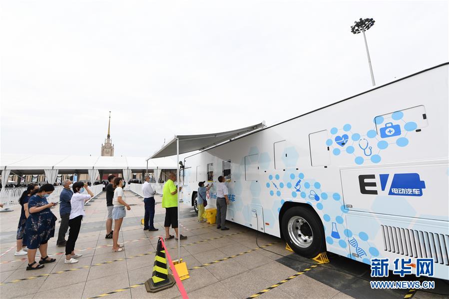 (聚焦疫情防控·圖文互動)(2)北京市首次投放移動核酸采樣車