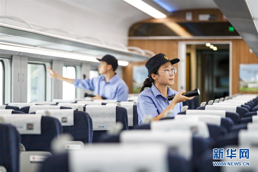 (社會)(3)重慶:列車檢修迎暑運(yùn)