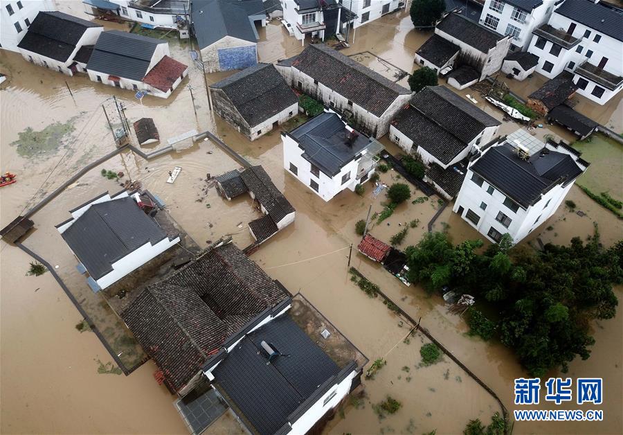 #(環(huán)境)(2)安徽黃山:暴雨引發(fā)洪澇災(zāi)害 被困群眾及時(shí)轉(zhuǎn)移