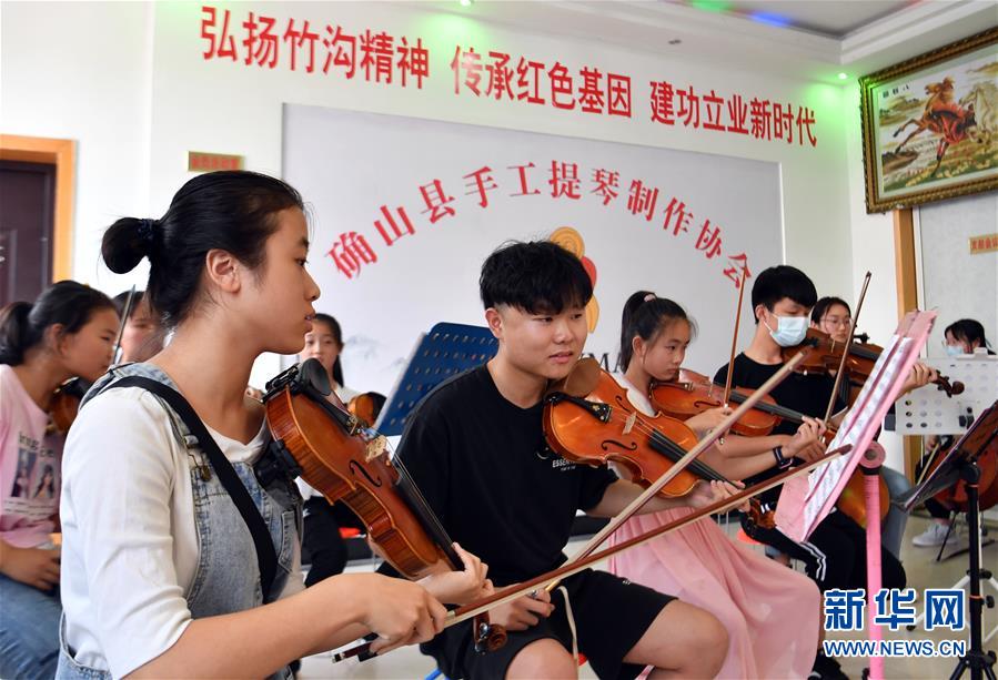 (走向我們的小康生活·圖文互動)(8)放下鋤頭,卻撥動命運的琴弦