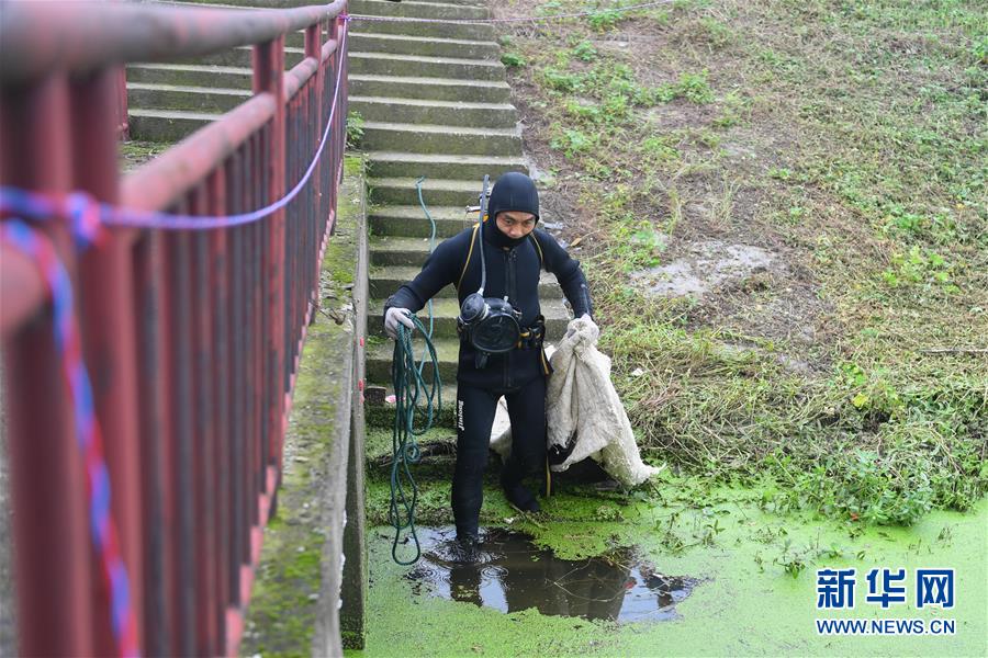 (防汛抗洪·圖文互動)(3)洞庭“蛙人”:在水下10米打響家園保衛戰