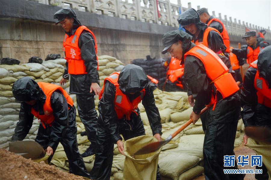 (防汛抗洪·圖文互動)(1)洪水不退,子弟兵誓死不退——解放軍和武警部隊官兵參與洪澇災害搶險救援記事