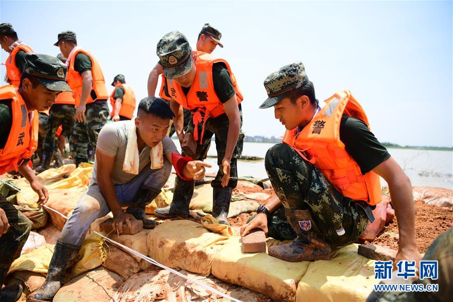(防汛抗洪·圖文互動)(2)洪水不退,子弟兵誓死不退——解放軍和武警部隊官兵參與洪澇災害搶險救援記事