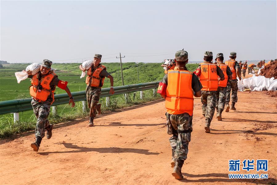 (防汛抗洪·圖文互動)(5)洪水不退,子弟兵誓死不退——解放軍和武警部隊官兵參與洪澇災害搶險救援記事