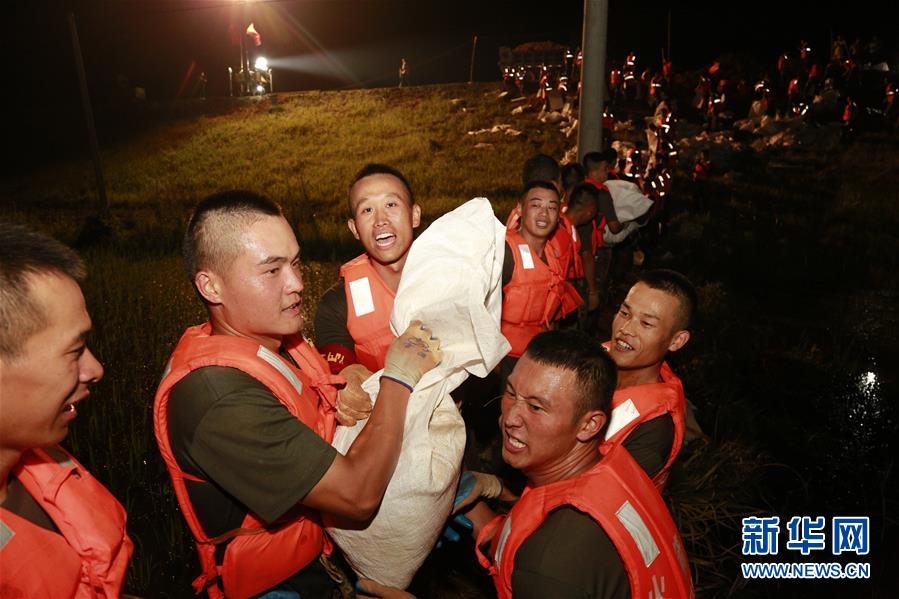 (防汛抗洪·圖文互動)(8)洪水不退,子弟兵誓死不退——解放軍和武警部隊官兵參與洪澇災害搶險救援記事