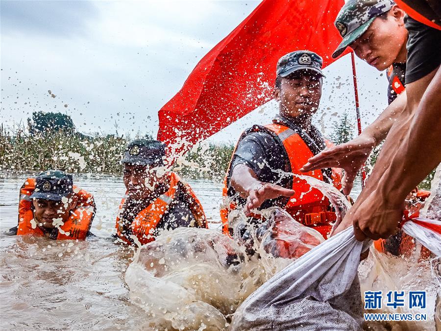 (防汛抗洪·圖文互動)(9)洪水不退,子弟兵誓死不退——解放軍和武警部隊官兵參與洪澇災害搶險救援記事