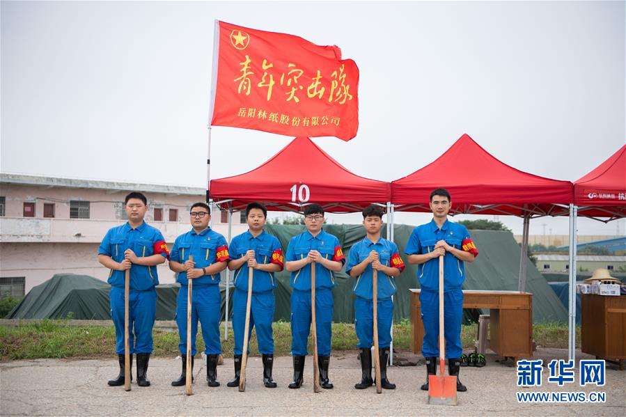 （防汛抗洪·圖文互動）（8）在大堤上成長，為人民守護——洪水中的青年“生力軍”