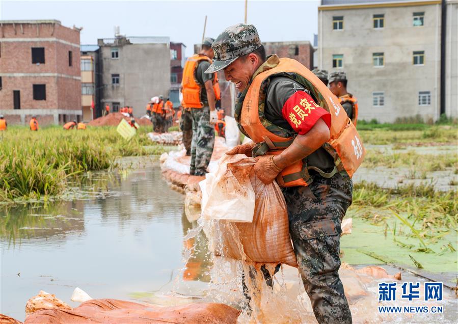 (防汛抗洪·圖文互動)(2)解放軍和武警抗洪搶險部隊各級黨組織充分發揮戰斗堡壘作用