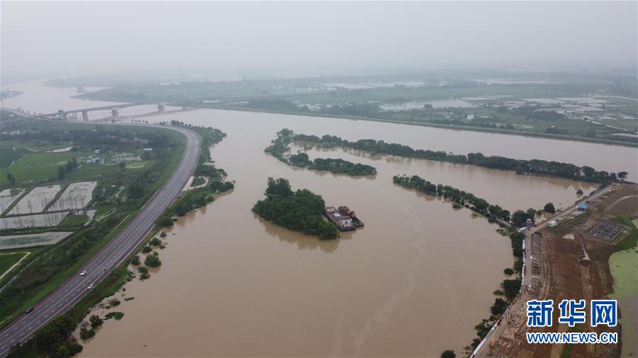 (防汛抗洪·圖文互動(dòng))(1)洪水來(lái)襲,銅鑼聲在千年古鎮(zhèn)的雨夜響起
