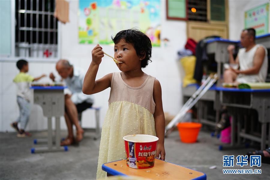 (在習近平新時代中國特色社會主義思想指引下——新時代新作為新篇章·習近平總書記關切事·圖文互動)(1)遮風雨 送安穩——受災群眾轉移安置中的暖心故事
