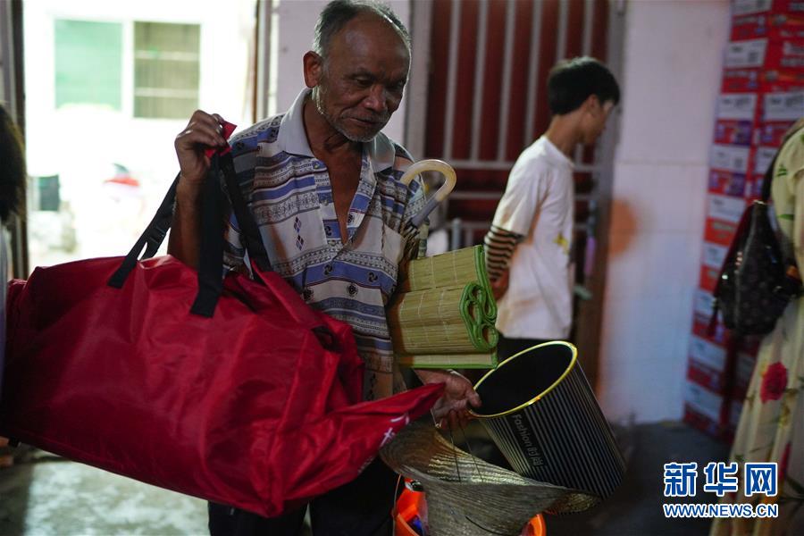 (在習近平新時代中國特色社會主義思想指引下——新時代新作為新篇章·習近平總書記關切事·圖文互動)(3)遮風雨 送安穩——受災群眾轉移安置中的暖心故事