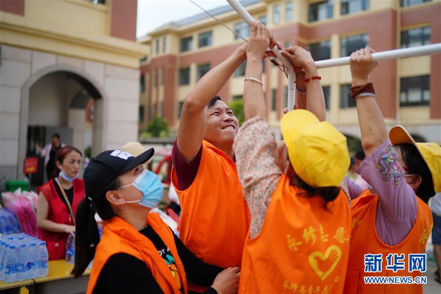 (在習近平新時代中國特色社會主義思想指引下——新時代新作為新篇章·習近平總書記關切事·圖文互動)(5)遮風雨 送安穩——受災群眾轉移安置中的暖心故事