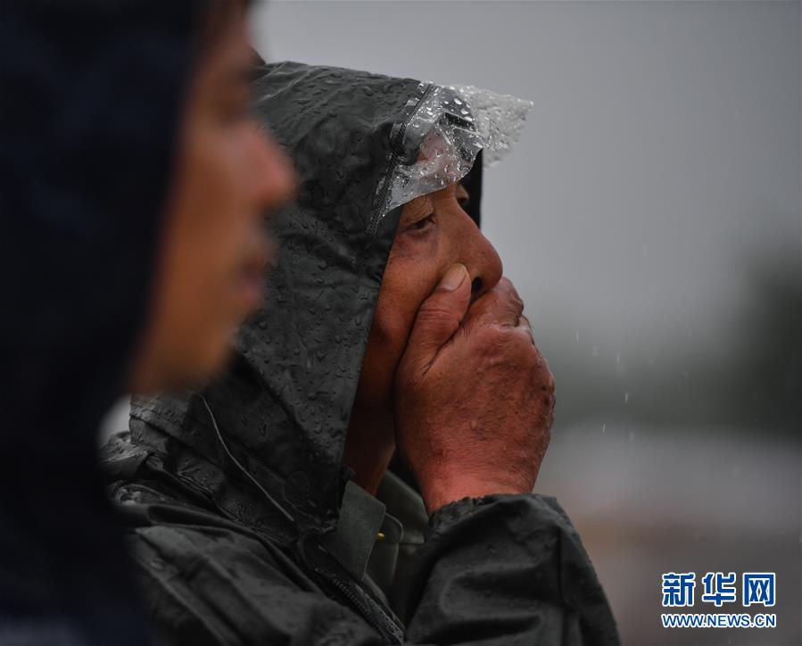 (防汛抗洪·圖文互動(dòng))(3)長江大堤上的“父子之約”