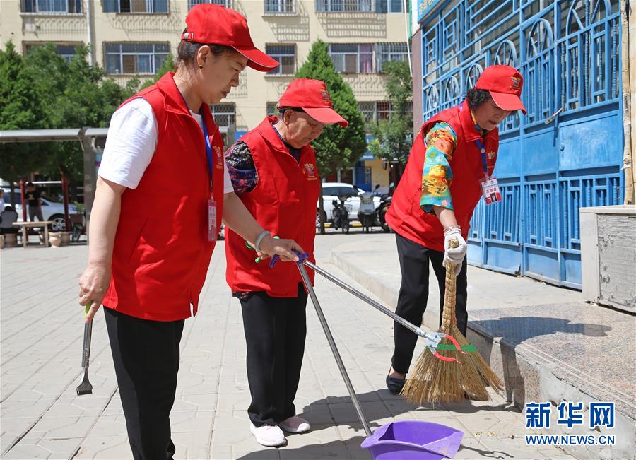 (走向我們的小康生活·圖文互動(dòng))(1)蘭花掬得滿庭芳——寧夏吳忠市古稀志愿者王蘭花的溫情故事