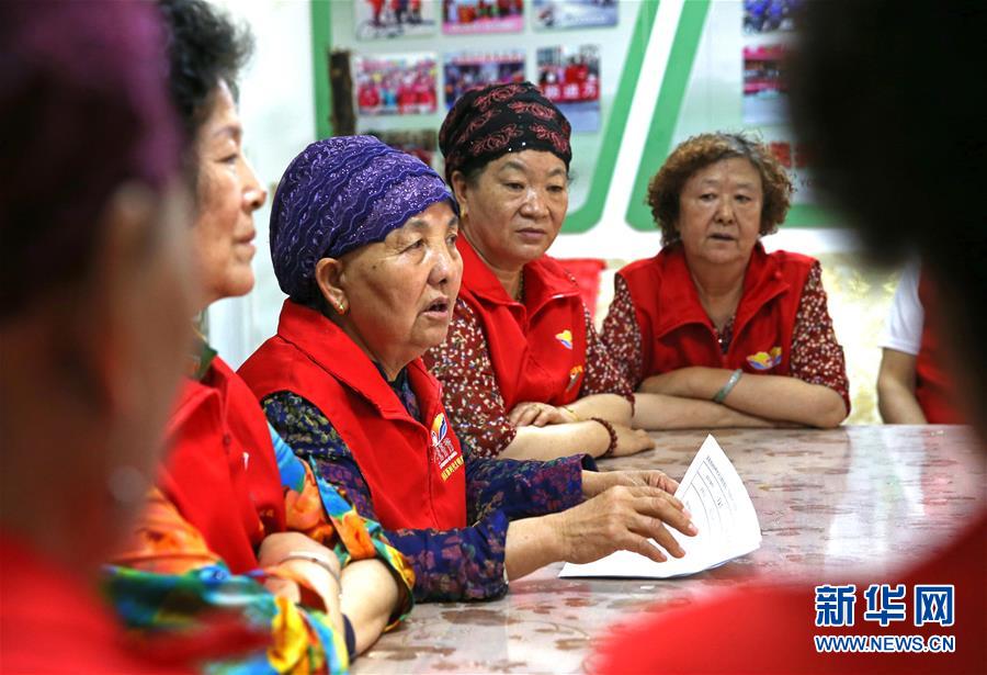 (走向我們的小康生活·圖文互動(dòng))(3)蘭花掬得滿庭芳——寧夏吳忠市古稀志愿者王蘭花的溫情故事