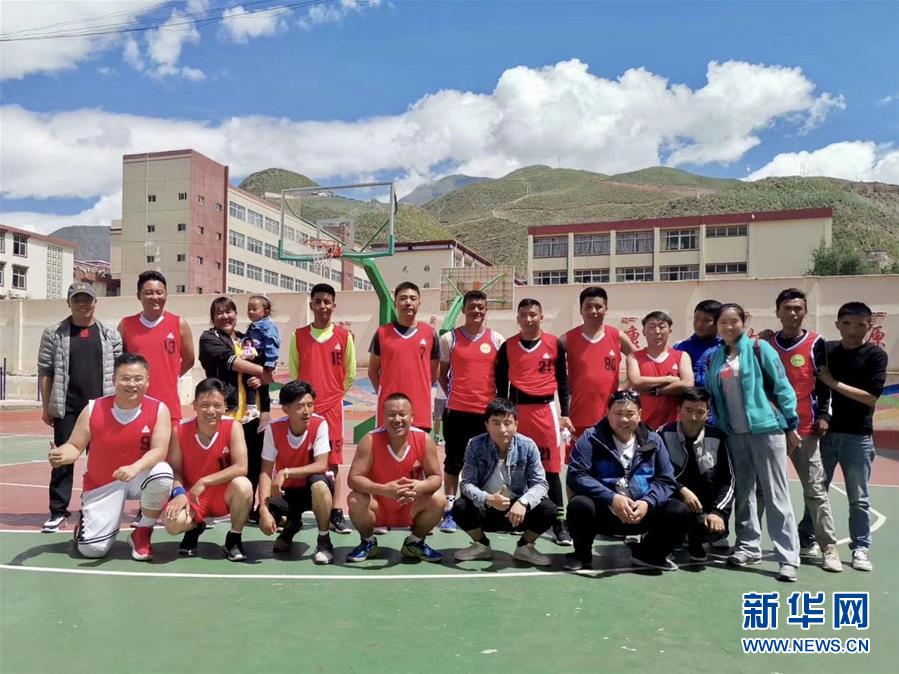 (在習(xí)近平新時(shí)代中國(guó)特色社會(huì)主義思想指引下——新時(shí)代新作為新篇章·習(xí)近平總書(shū)記關(guān)切事·圖文互動(dòng))(2)青春做伴,西部放歌——走近扎根西部建設(shè)邊疆的大學(xué)生們