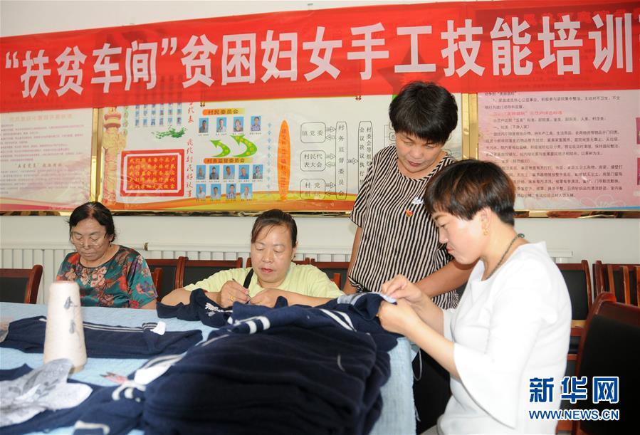 （決戰決勝脫貧攻堅·圖文互動）（1）內蒙古河套：一雙巧手、一副棒針、一團毛線打造貧困戶“炕頭經濟”