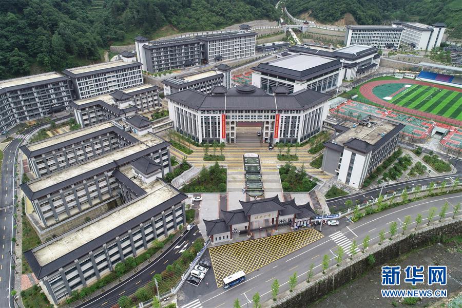 (新華視點·圖文互動)(1)學校建漂亮點本無錯,為何這所“豪華中學”讓人困惑?