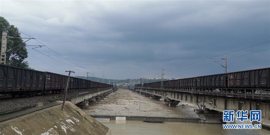 (防汛抗洪·圖文互動)(1)洪水襲擊寶成鐵路涪江大橋 超8100噸“重車壓梁”護橋