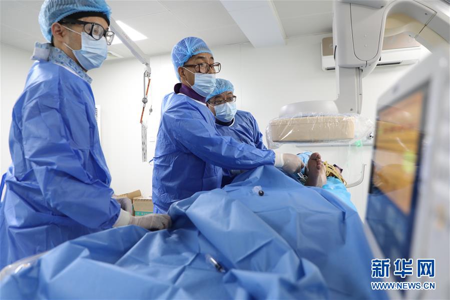 (圖文互動)(4)身披“重甲”來“繡花”——醫院中的“鉛衣醫生”