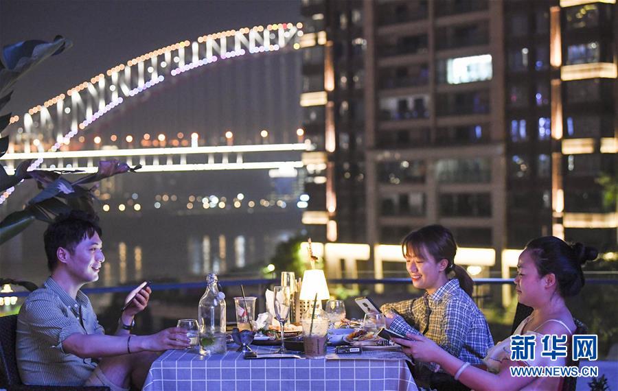 (新華全媒頭條·走向我們的小康生活·圖文互動(dòng))(12)大城大鄉(xiāng)的“幸福協(xié)奏曲”——重慶推動(dòng)高質(zhì)量發(fā)展創(chuàng)造高品質(zhì)生活紀(jì)事