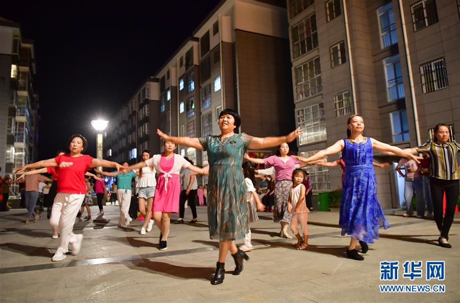 （走向我們的小康生活·圖文互動）（4）“樓上過日子，樓下賺票子”——來自陜西安康的易地扶貧搬遷一線觀察