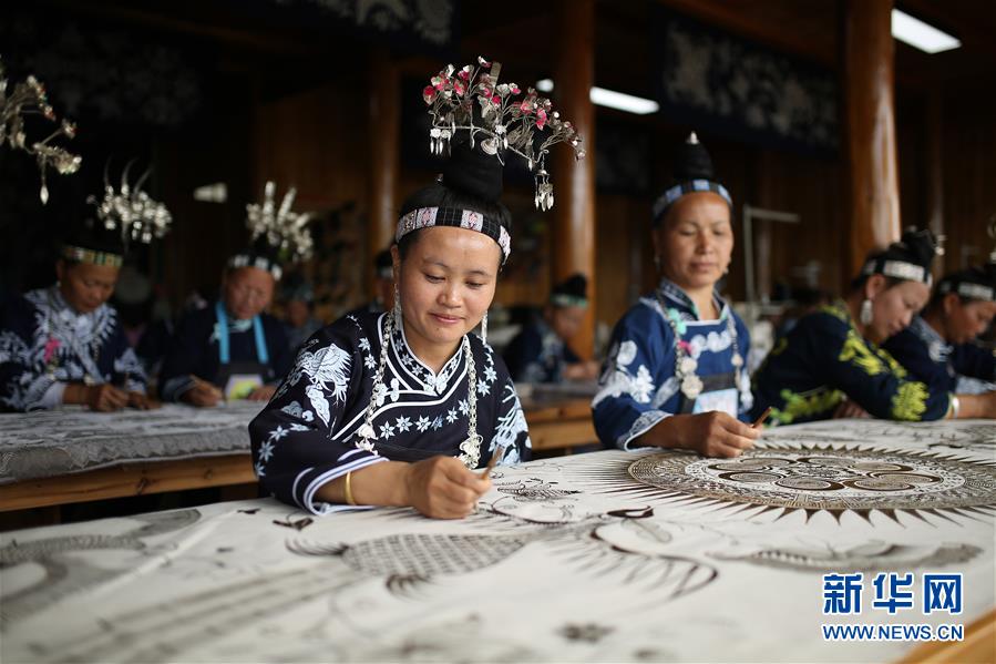 #(決戰決勝脫貧攻堅·圖文互動)(4)一個小鎮“撬動”整縣脫貧——社會扶貧的貴州丹寨樣板