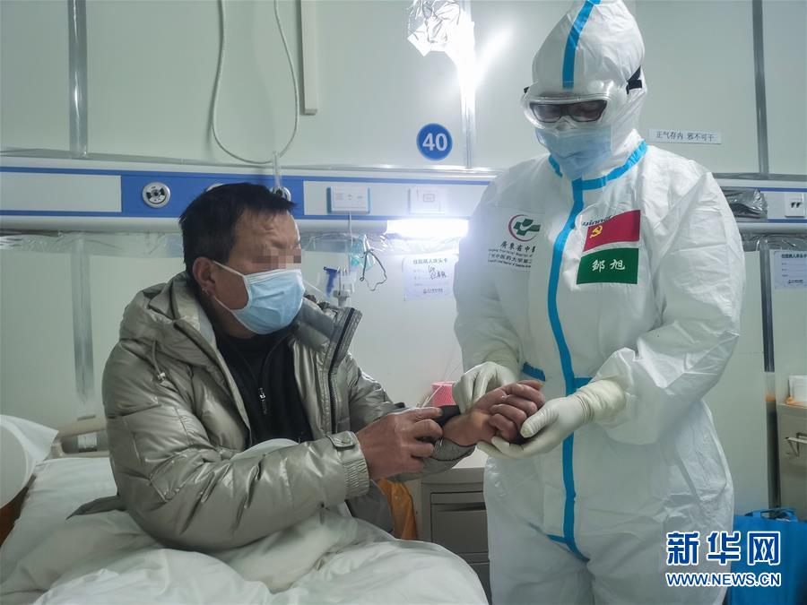 (抗疫一線醫(yī)務(wù)人員英雄群體·圖文互動)(2)合力護(hù)航生命之舟——遼寧、上海、廣東等醫(yī)療隊聯(lián)手決戰(zhàn)雷神山