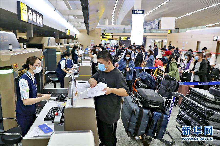 (圖文互動)(1)國內(nèi)航空公司執(zhí)飛的首條國際復(fù)學(xué)包機(jī)航線在渝啟航