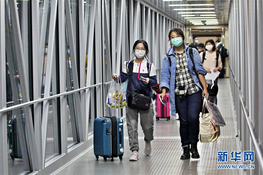 (圖文互動)(3)國內(nèi)航空公司執(zhí)飛的首條國際復(fù)學(xué)包機(jī)航線在渝啟航