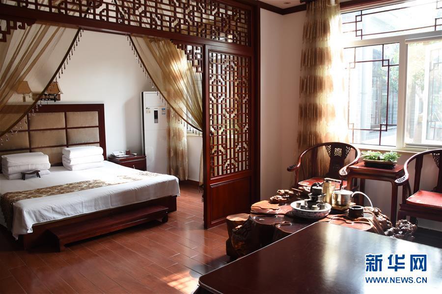 (我的“十三五”·圖文互動(dòng))(3)民宿開(kāi)在“穿過(guò)芬芳的山谷”