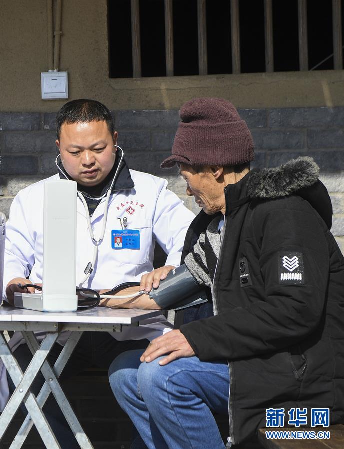 (習近平的小康故事·新華網·圖文互動)(5)“真正解決好基層群眾看病難、看病貴問題”——習近平和群眾健康的故事