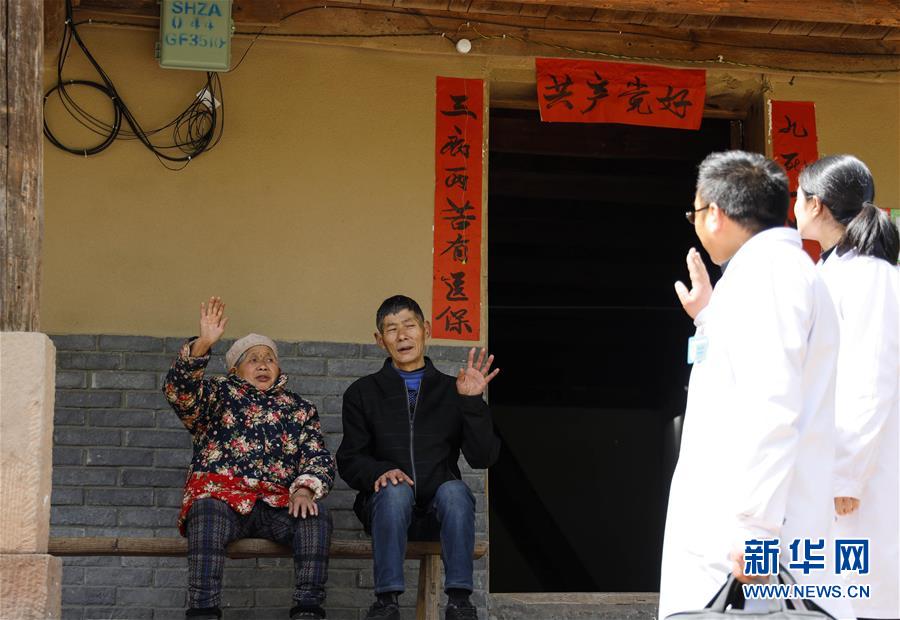 (習近平的小康故事·新華網·圖文互動)(6)“真正解決好基層群眾看病難、看病貴問題”——習近平和群眾健康的故事