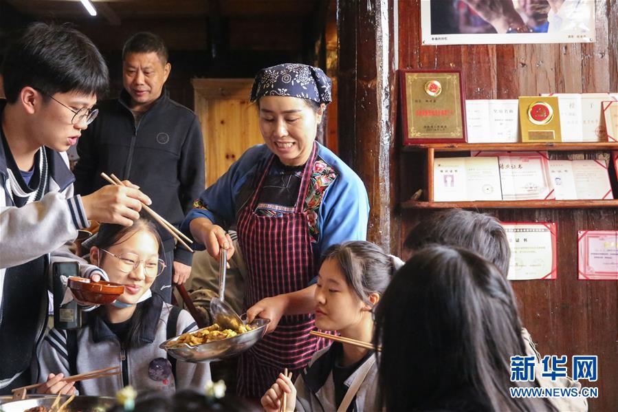 (在習近平新時代中國特色社會主義思想指引下——新時代新作為新篇章·習近平總書記關切事·圖文互動)(4)精準扶貧7年,十八洞村“長”出10余種新職業