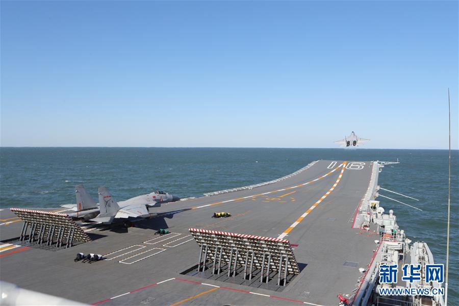 (圖文互動)(1)首批從高中招收的艦載戰(zhàn)斗機飛行員成功完成航母資質(zhì)認證