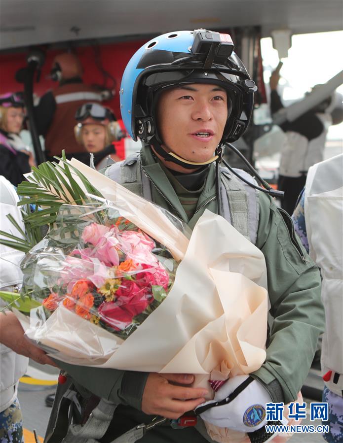 (圖文互動)(4)首批從高中招收的艦載戰(zhàn)斗機飛行員成功完成航母資質(zhì)認證